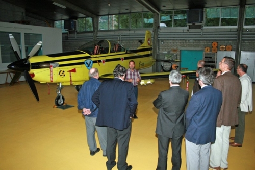 Aéroport militaire, commission d'étude de la repeinte des avions jaunes en blanc